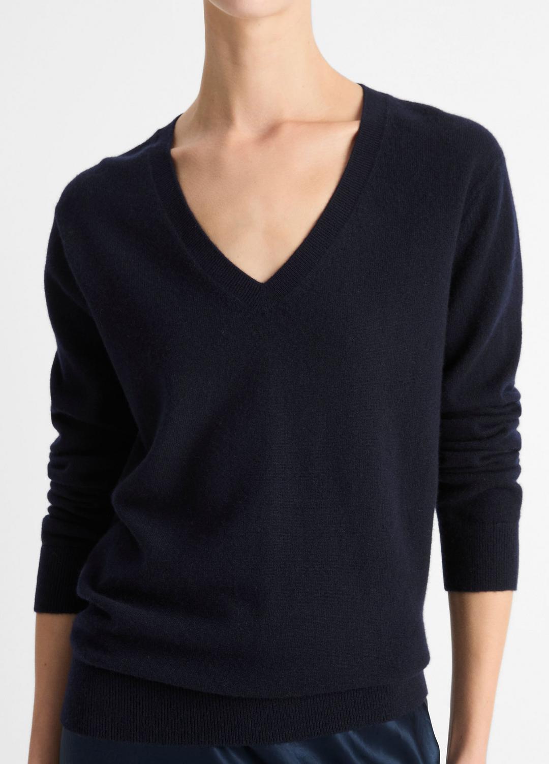 VINCE Women Cashmere Weekend V-Neck Sweater in V-Neck